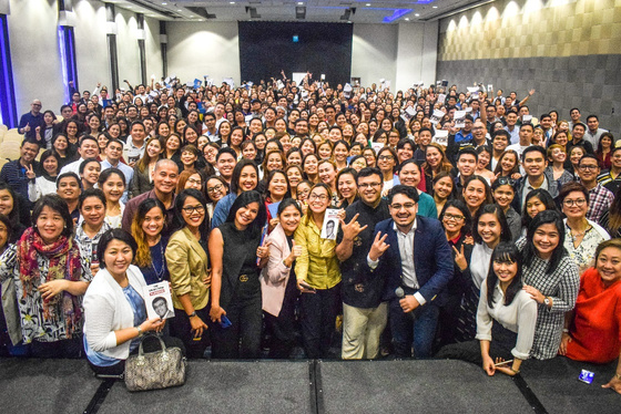 Dr. Sanjay Tolani with a large professional advisor community.
